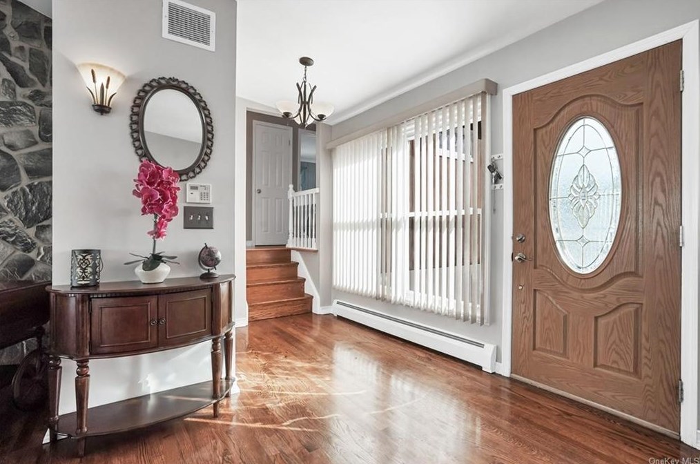 124 Lakes Rd, Monroe, NY 10950-2544