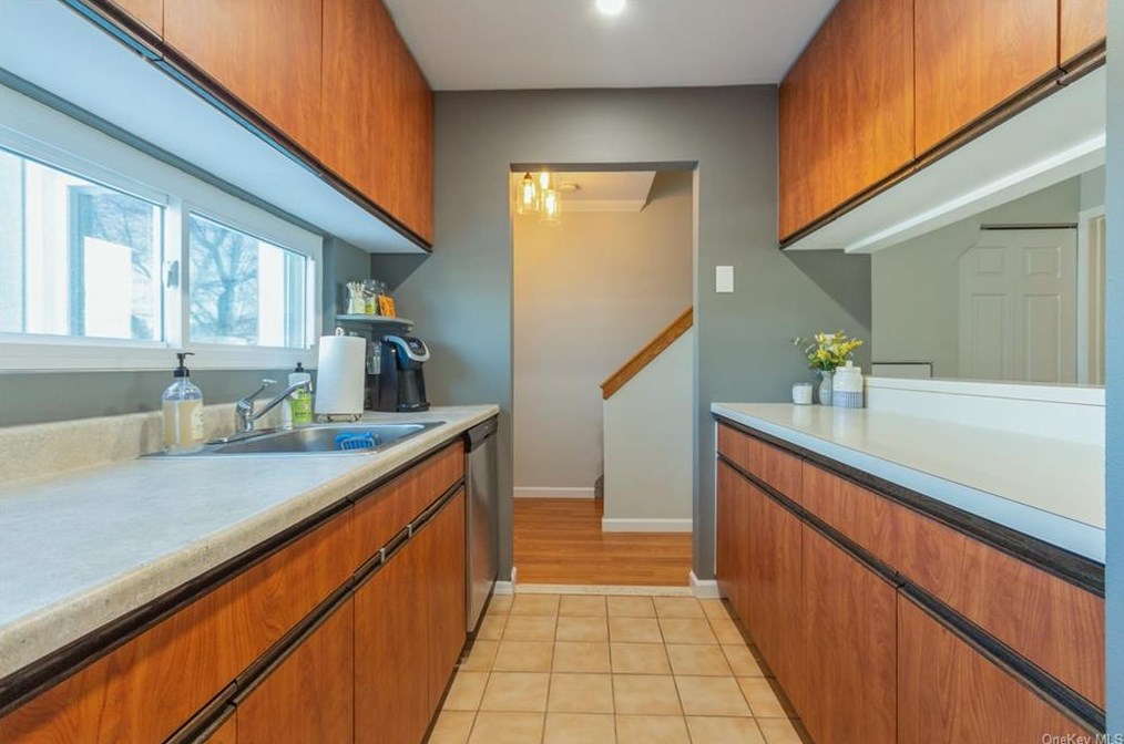 25 Waterview Est, Peekskill NY 10566-4437 exterior