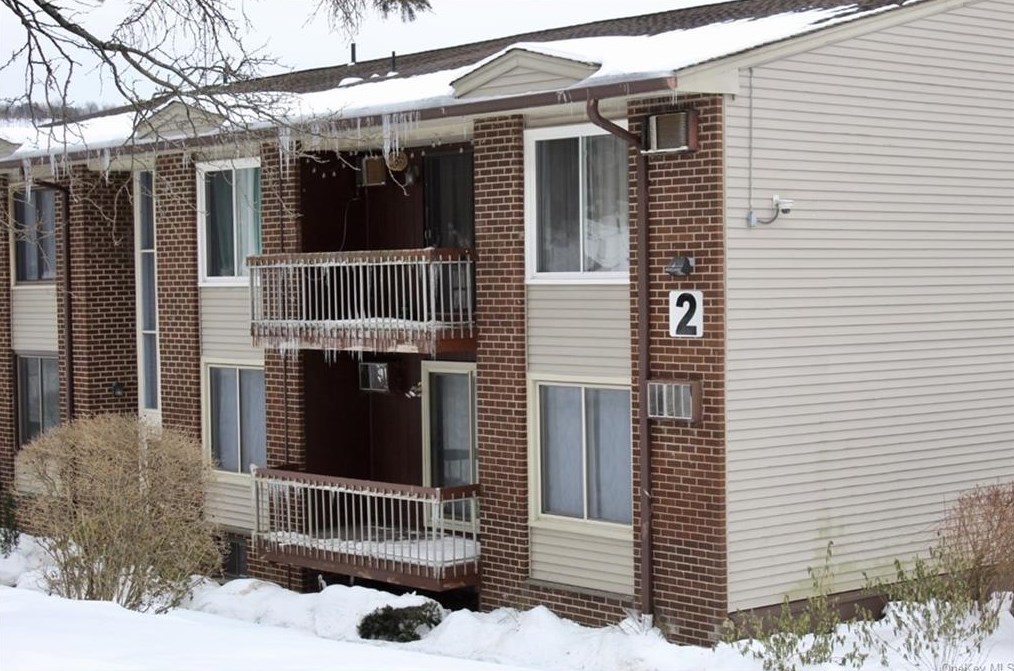 26 Country Club Ln, Mount Ivy, NY 10970-2407