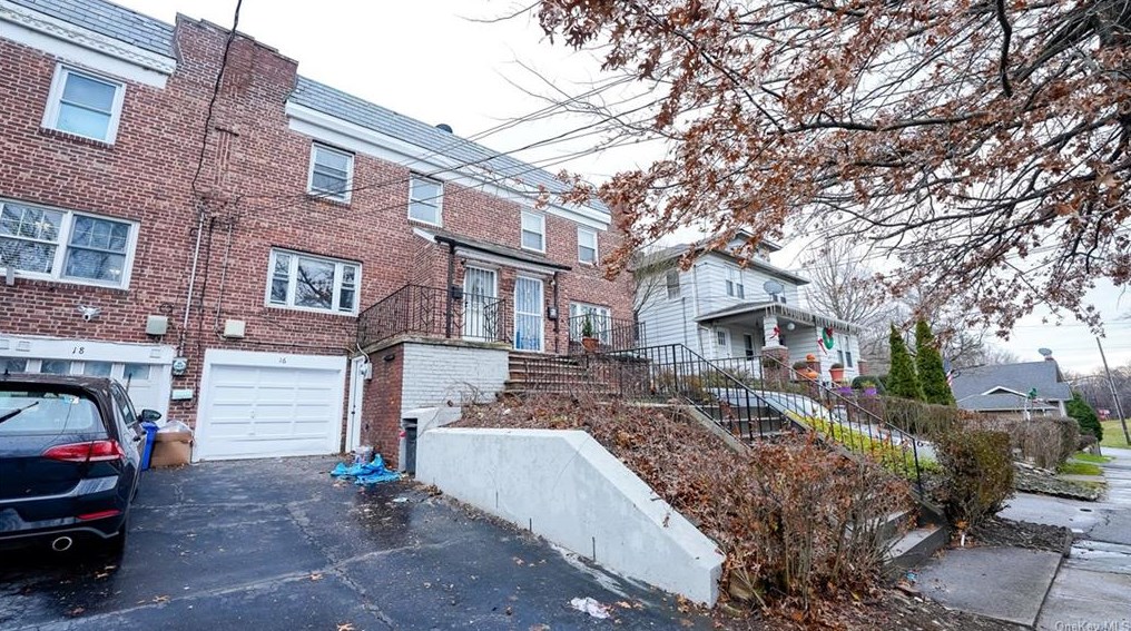 16 Gavin St, Yonkers, NY 10701-5627