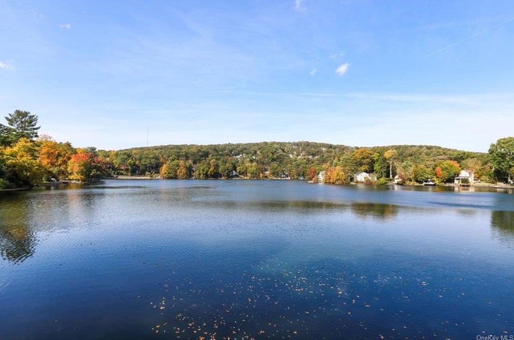 26 Harper St, Lake Peekskill, NY 10537-1300