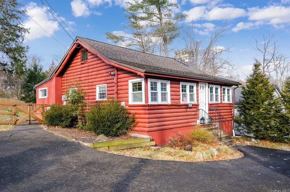 19 Oriole St, Lake Peekskill, NY 10537-1213