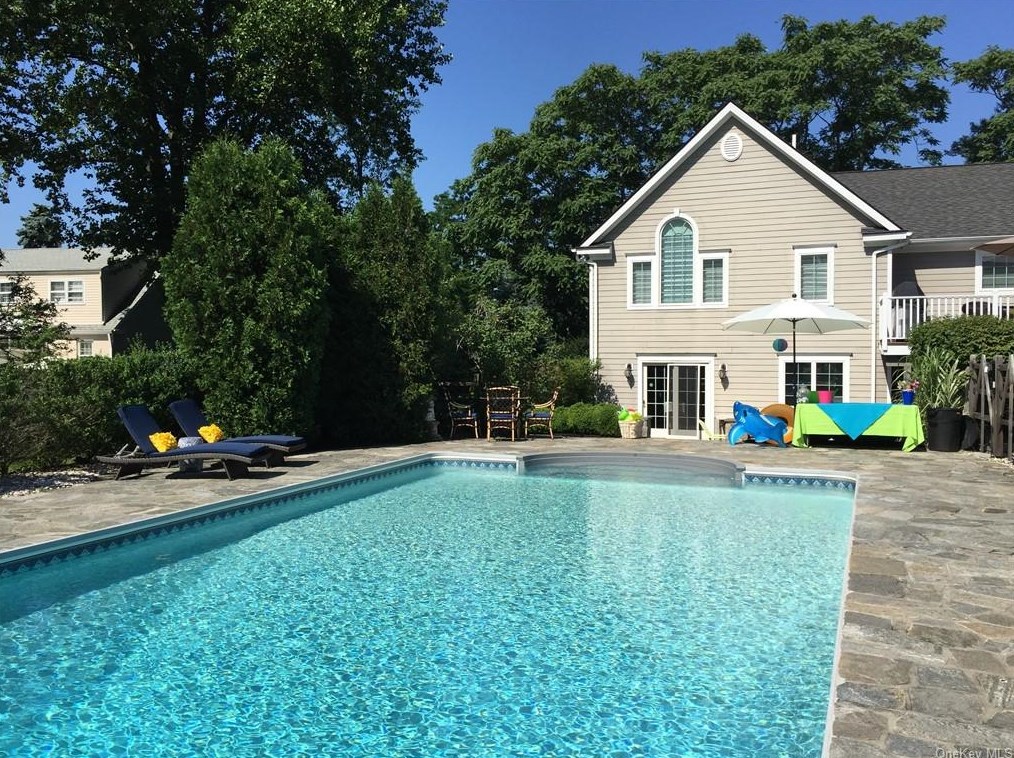 450 Westlake Dr, Thornwood, NY 10594