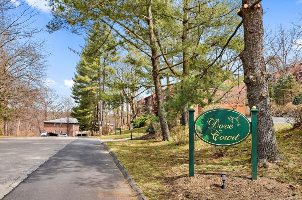 5 Dove Ct, Croton On Hudson NY  10520-1650 exterior