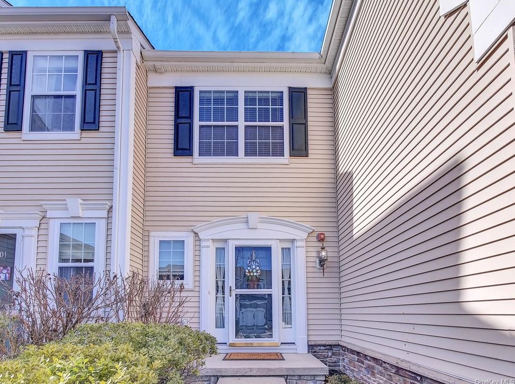 11 Bainbridge Pl, Newburgh, NY 12550-7429