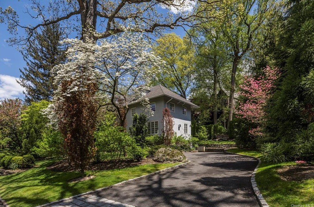 1 Woodland Ave, Yonkers, NY 10708-3208