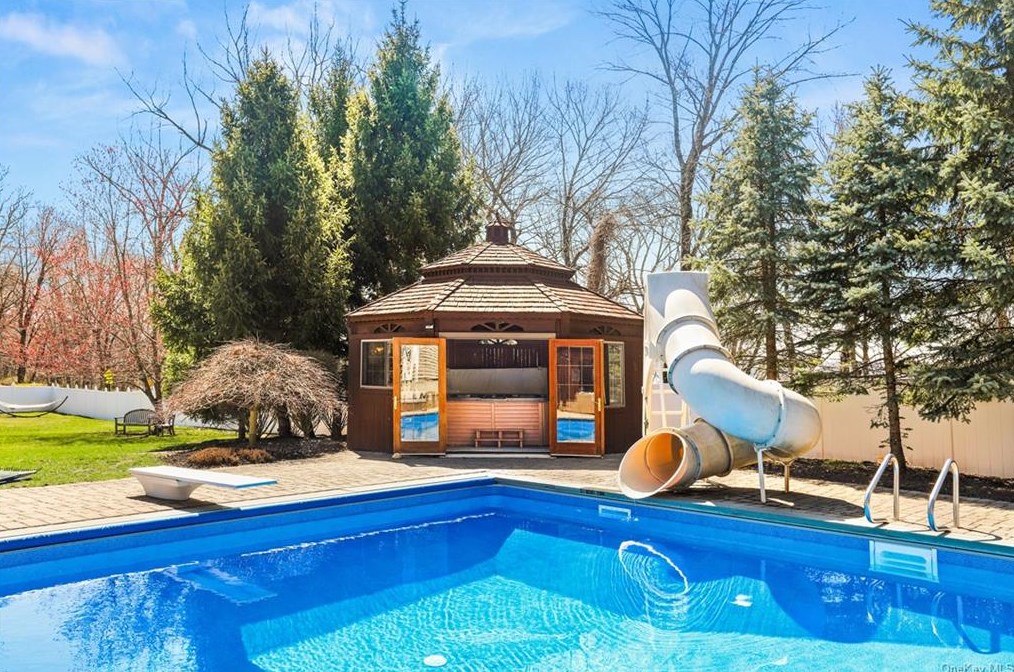 15 Quaker Bridge Rd, Crotonville, NY 10562