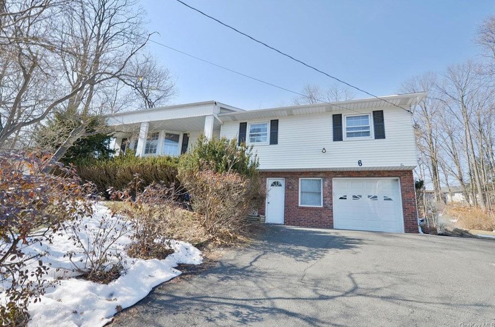 16 Hopal Ln, Chestnut Ridge, NY 10952-2550