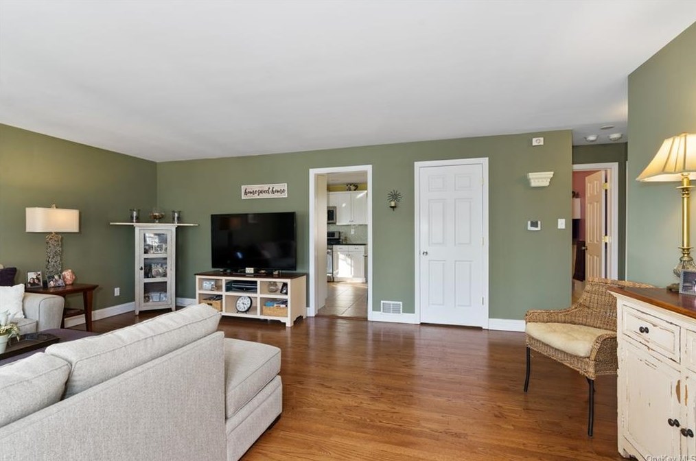 205 Blauvelt Ave, Chestnut Ridge, NY 10965-2632
