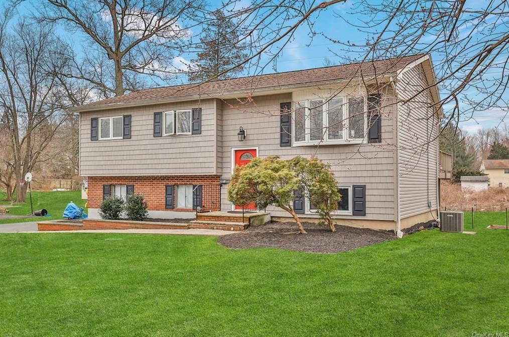 3 Amarillo Dr, Nanuet, NY 10954-1302