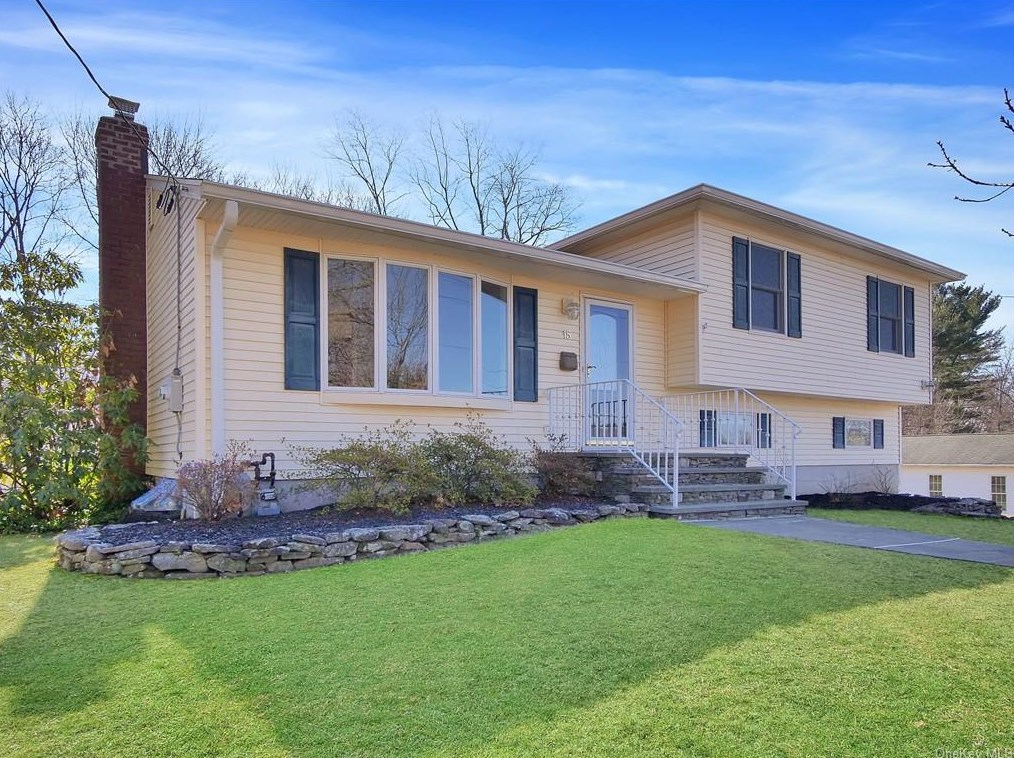 15 Poplar St, Nanuet, NY 10954-1324