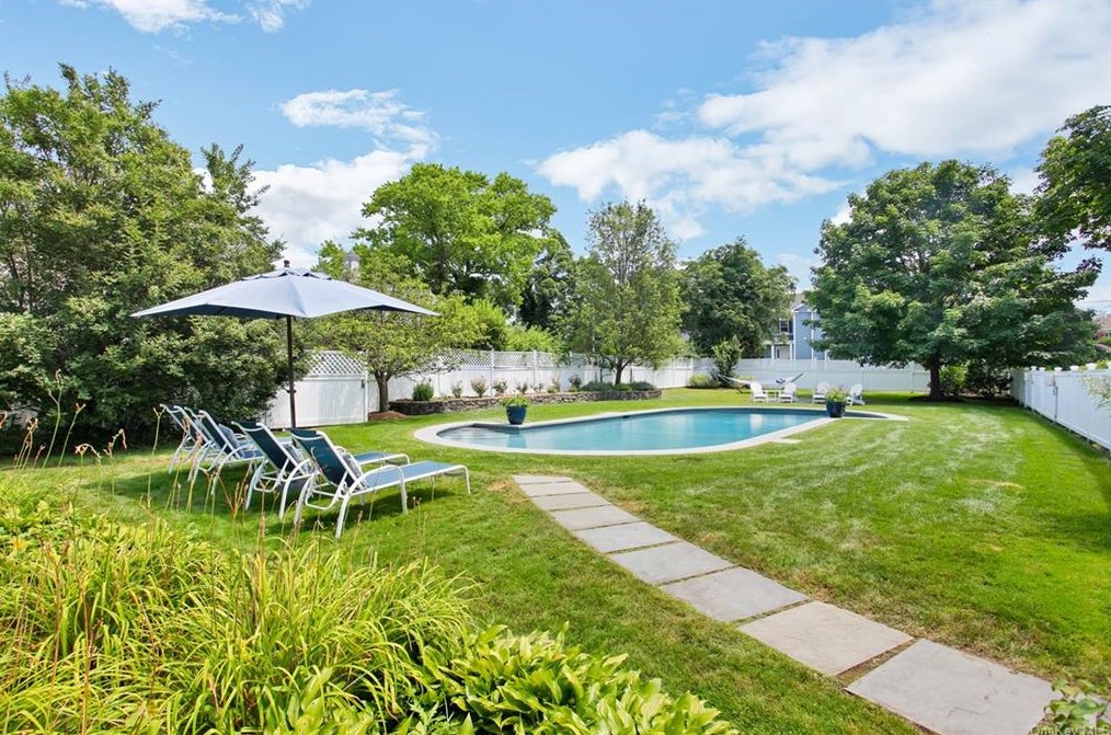 915 Skibo Ln, Mamaroneck, NY 10543-4726