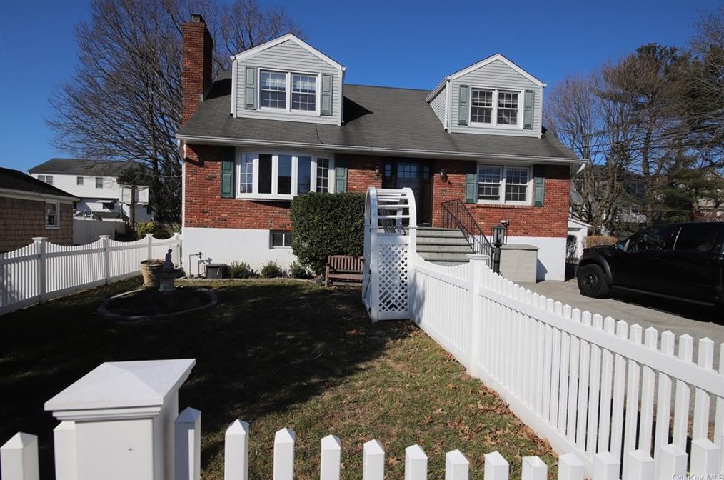 44 Batavia Pl, Harrison, NY 10528-3218
