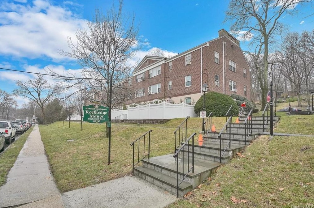 51 Rockledge Rd, Yonkers, NY 10708-5315