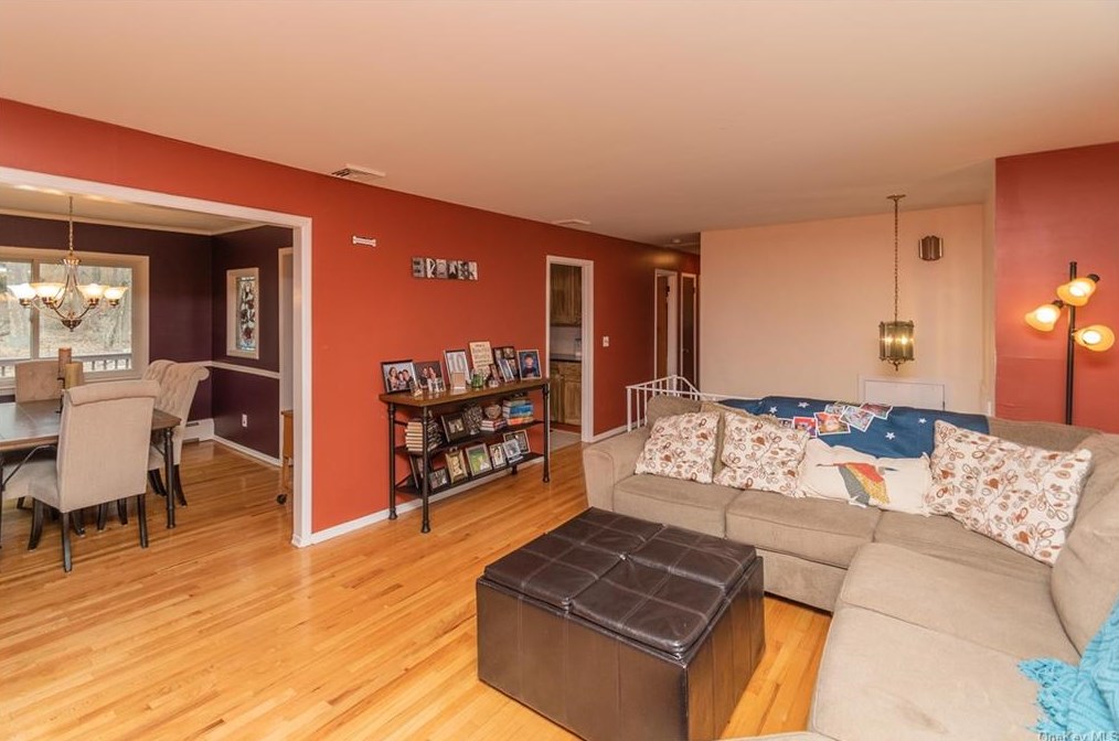 15 Clinton Ct, Monroe, NY 10950-3719