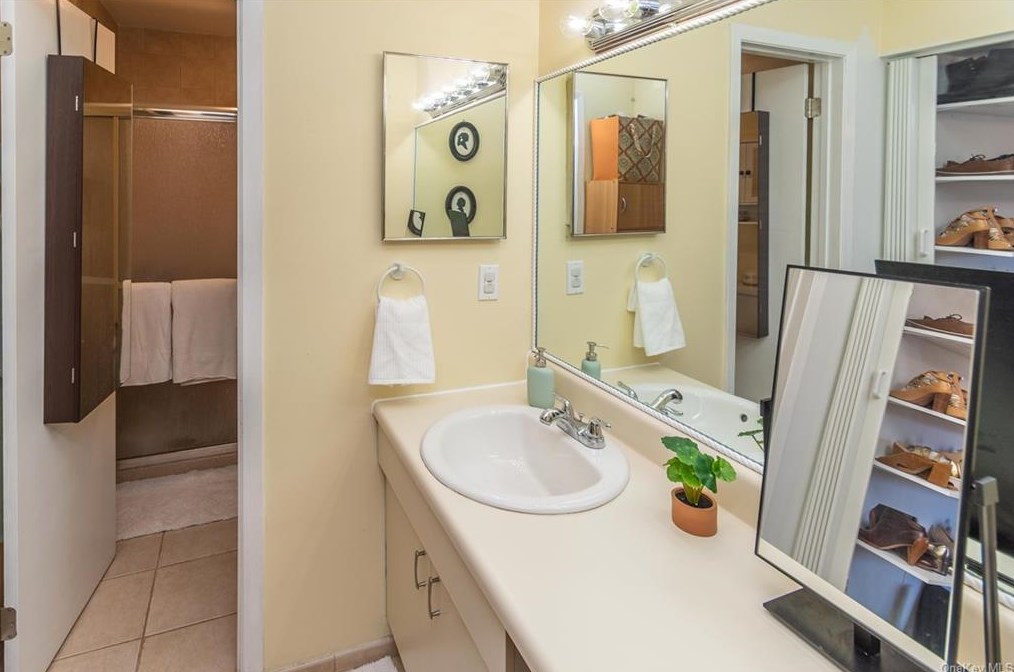 255 Heritage Ln, Monroe NY  10950-5141 exterior