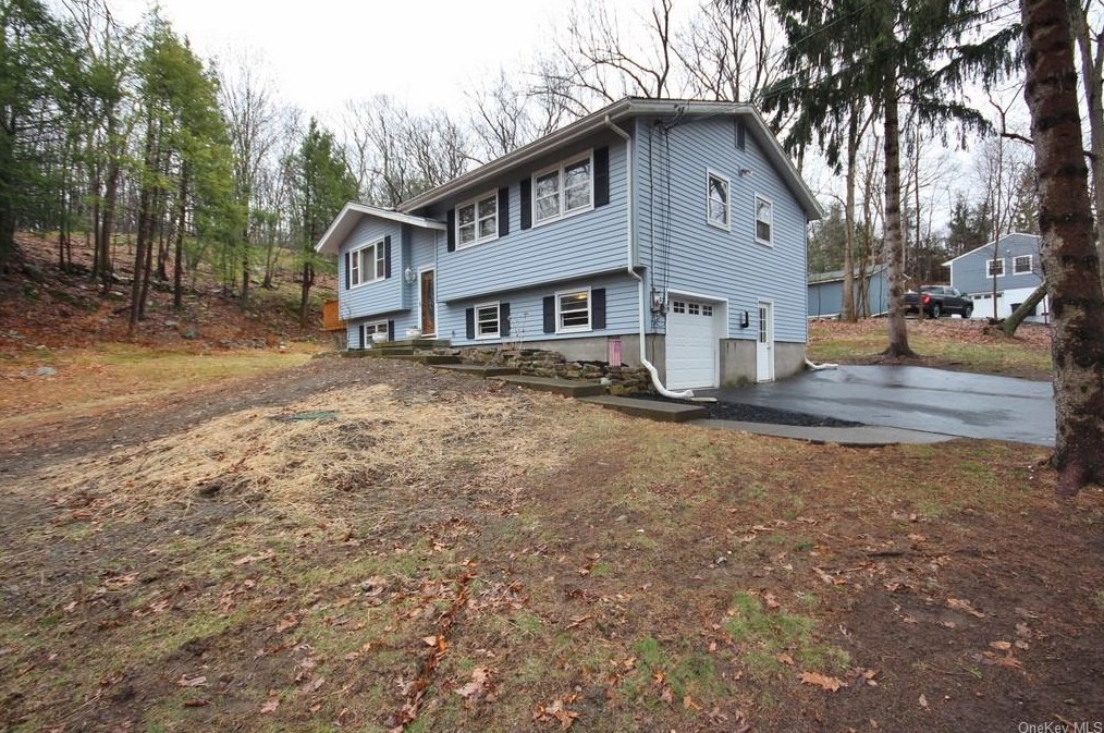 1432 Mombasha Rd, Monroe, NY 10950-5620