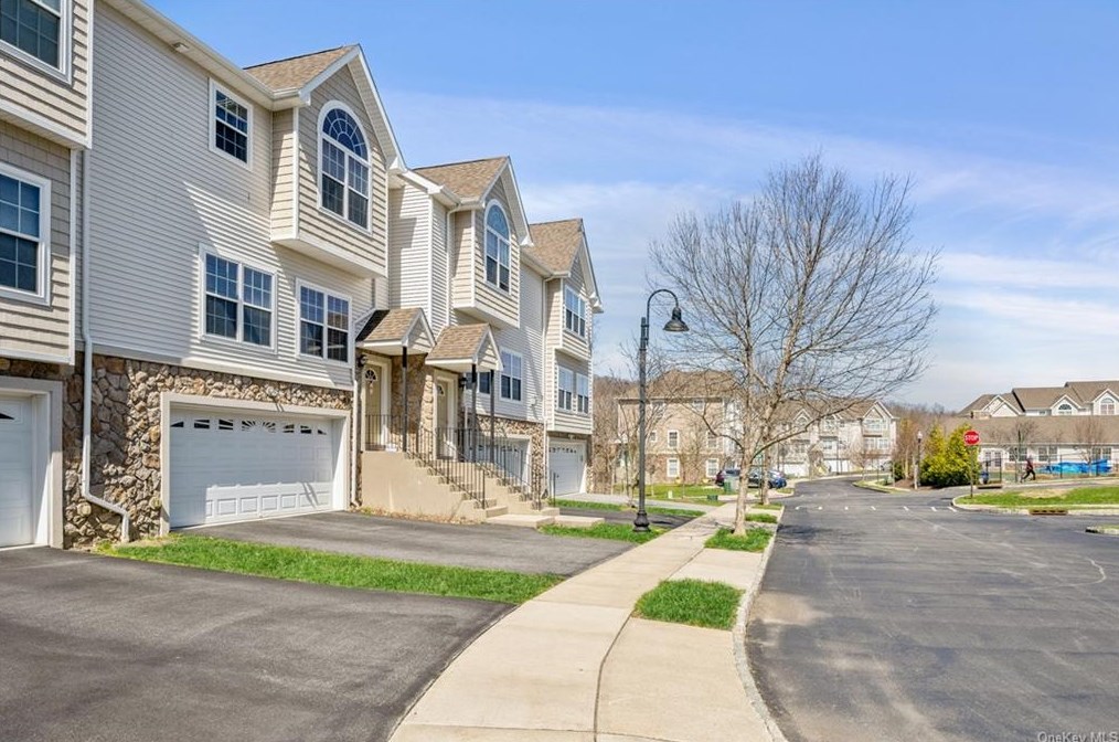 6 Pavek Cir, Monroe, NY 10950-4181