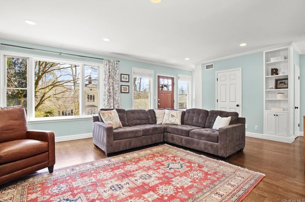 16 Sarles Ln, Pleasantville, NY 10570