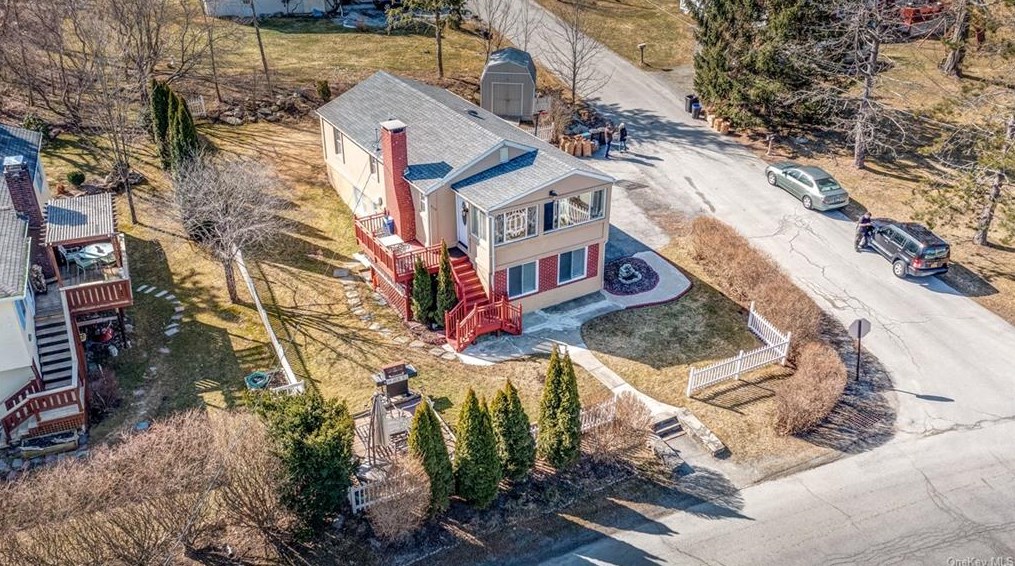310 Lakeshore Dr, Kent Lakes, NY 10512-6215