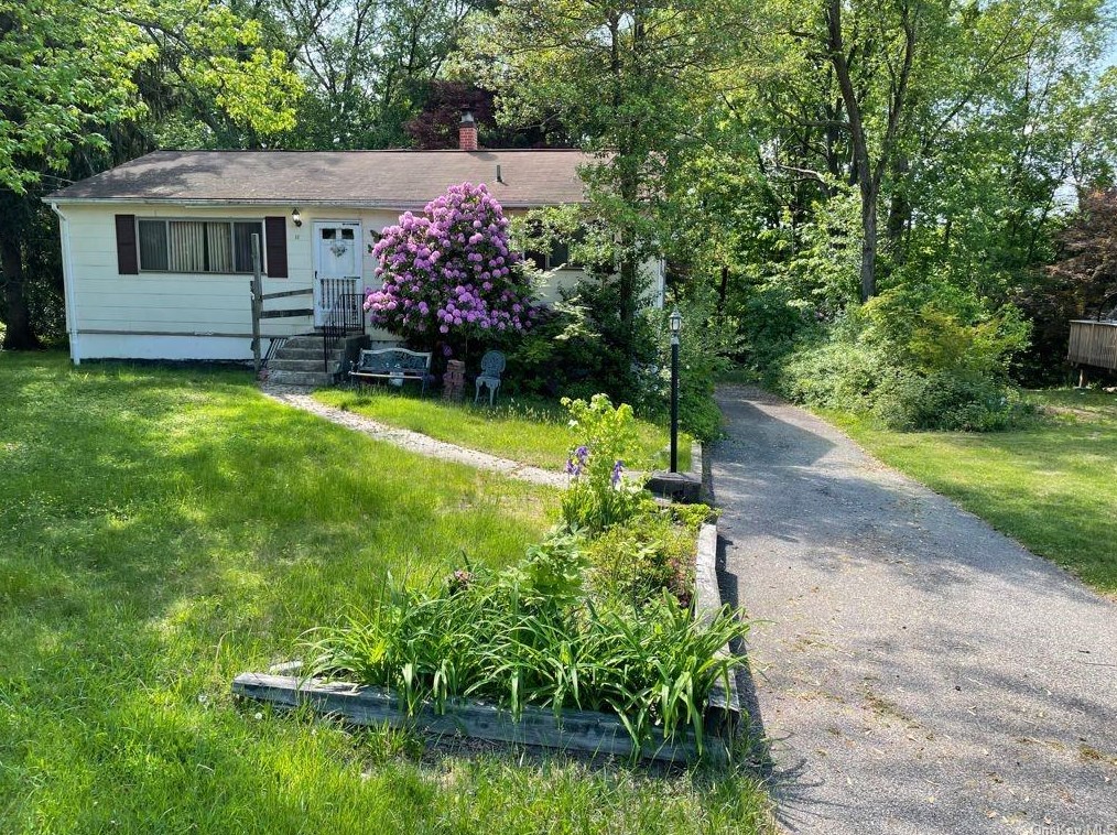 18 Duelk Ave, Monroe, NY 10950-2005