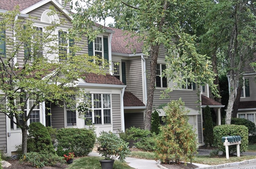 1407 Pondcrest Ln, White Plains, NY 10607