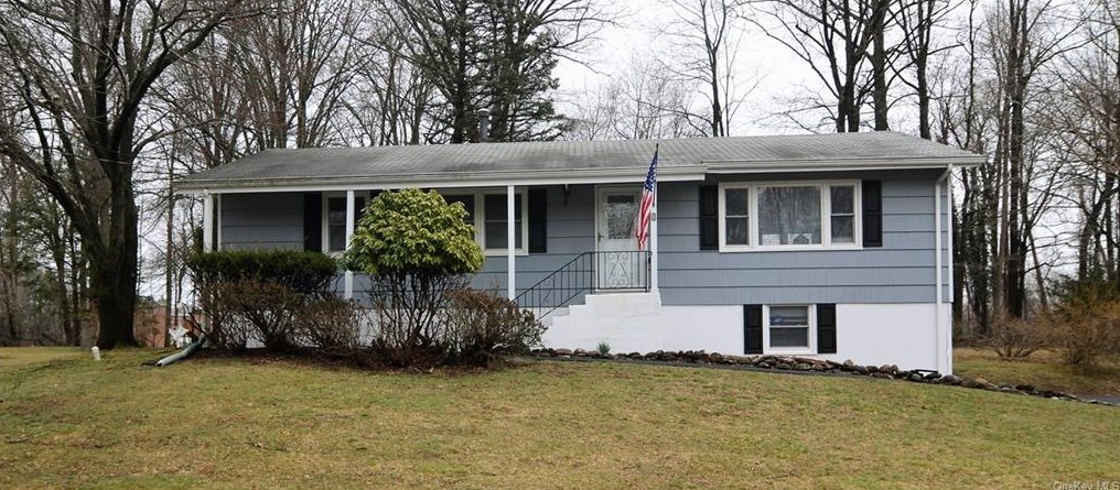 6 Glasgow Ln, Airmont, NY 10901