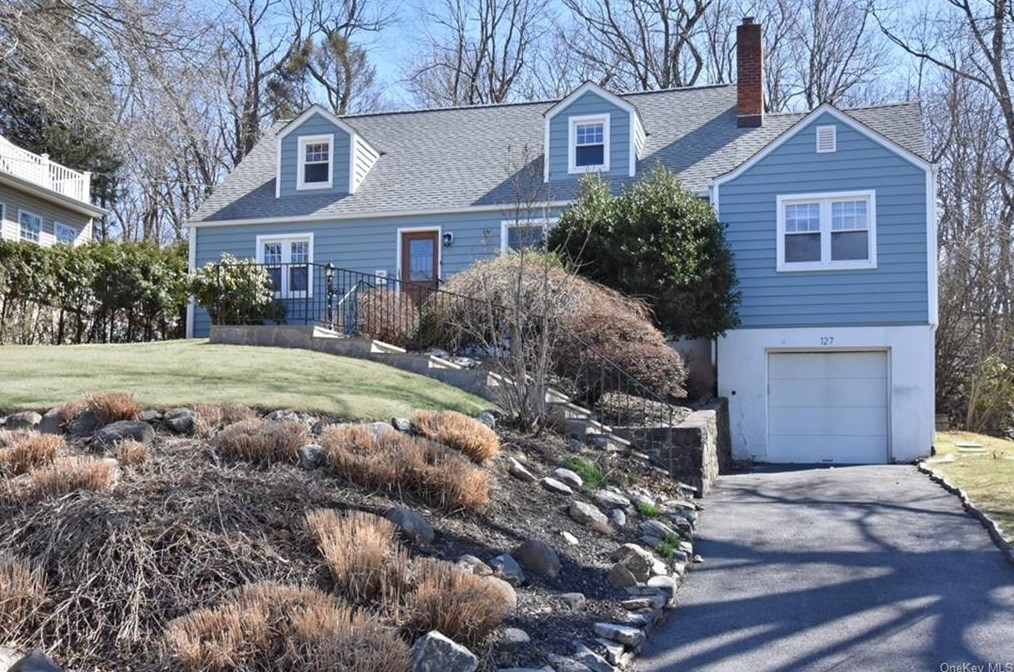 127 Crest Dr, North Tarrytown, NY 10591-4307