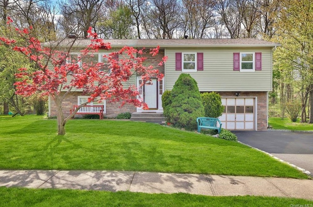51 Mallory Rd, Chestnut Ridge, NY 10977-3119