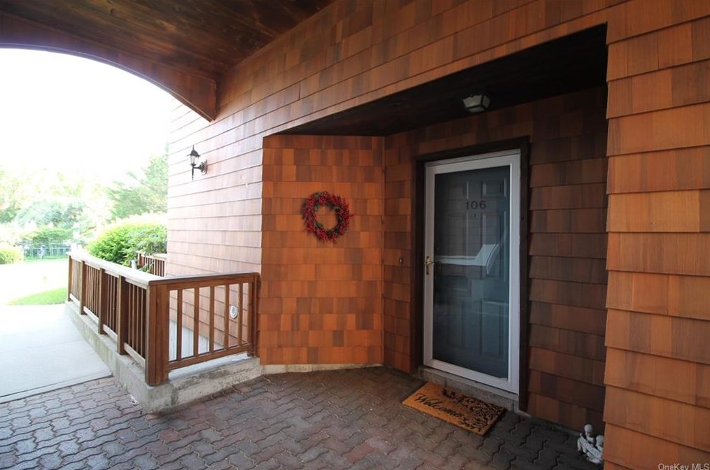 106 Half Moon Bay Dr, Croton On Hudson NY  10520-3100 exterior