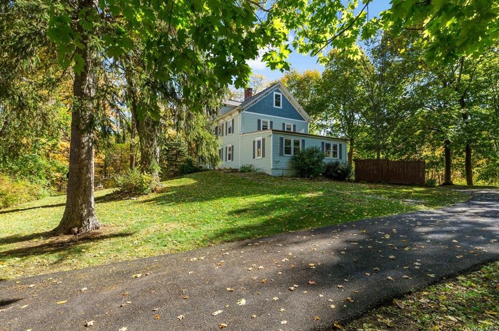 1683 Strawberry Rd, Mohegan Lake, NY 10547