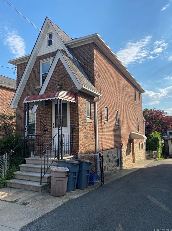 77 King Ave, Yonkers, NY 10704-3530