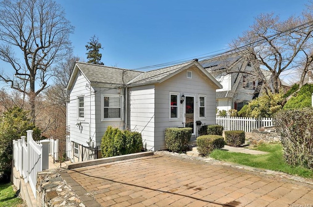 17 Waverly Pl, Valhalla, NY 10595
