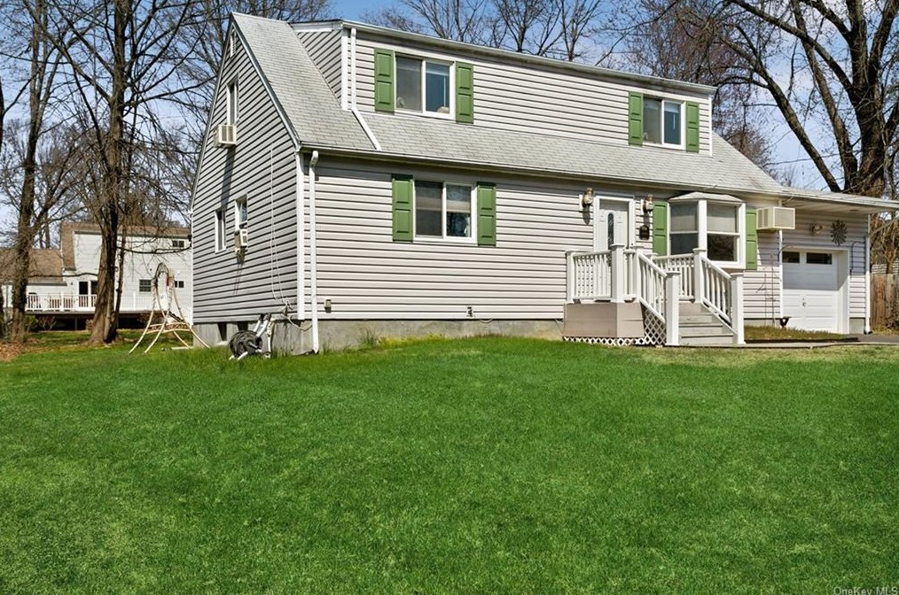 21 Lake Shore Dr, Nanuet, NY 10954-1217