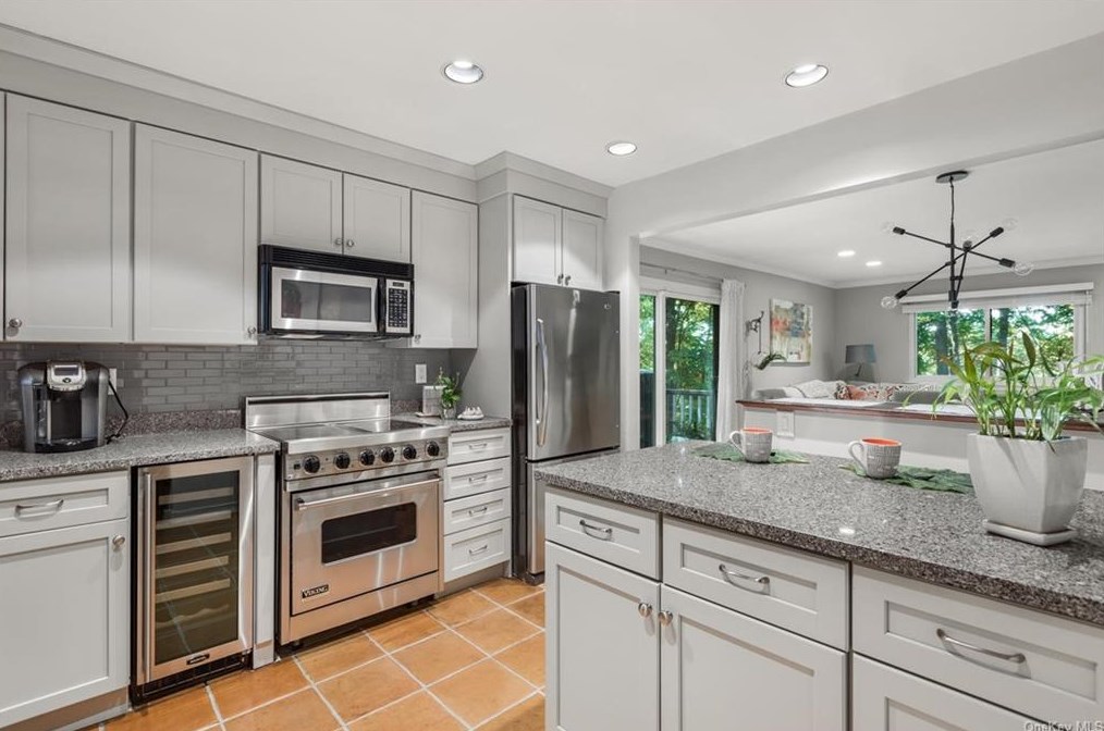 37 Timber Rdg, Mount Kisco, NY 10549-3623