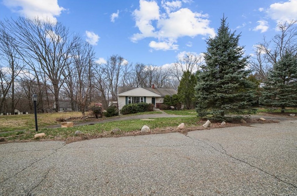 24 Hearthston Ln, Chestnut Ridge, NY 10952-5204