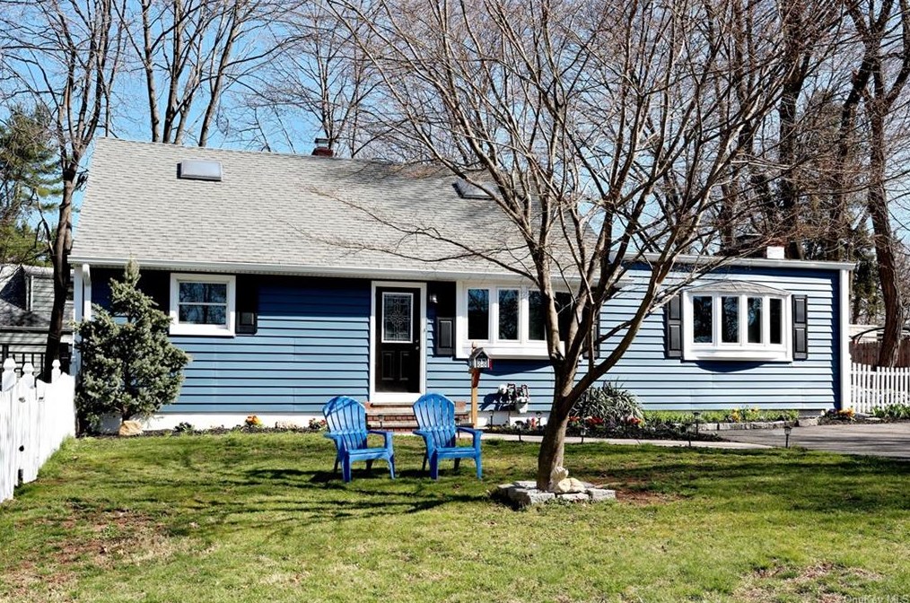 4 James Dr, Nanuet, NY 10954-1907