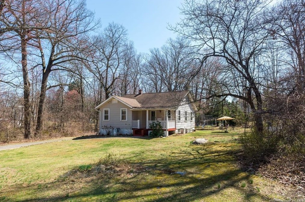 24 Louis Rd, New City, NY 10956-1205