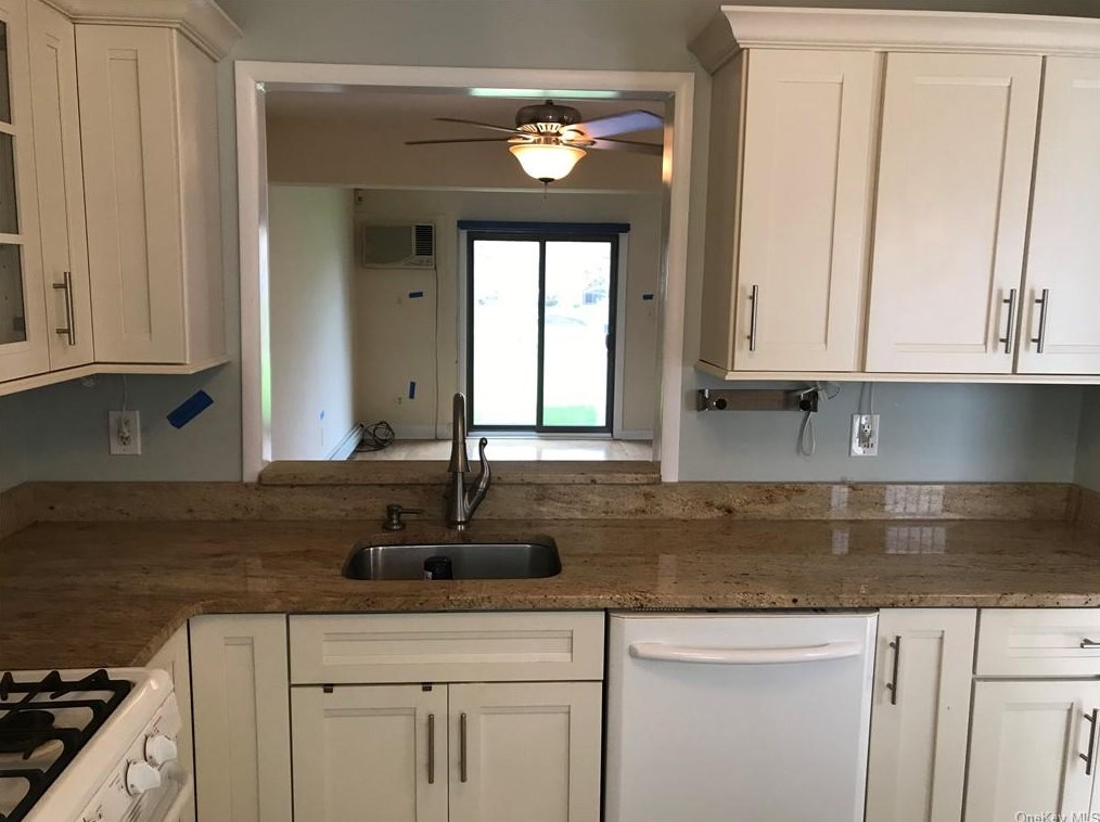 61 Butler Dr, Goshen NY  10924-2420 exterior