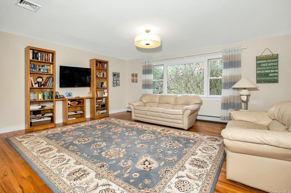 17 Hereford Ln, New City, NY 10956