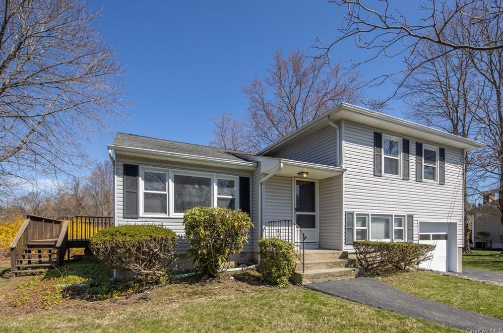 2592 Ridge St, Yorktown Hgts, NY 10598