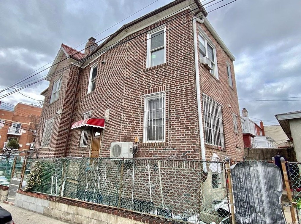 46-07 79th St, Flushing, NY 11373-1317