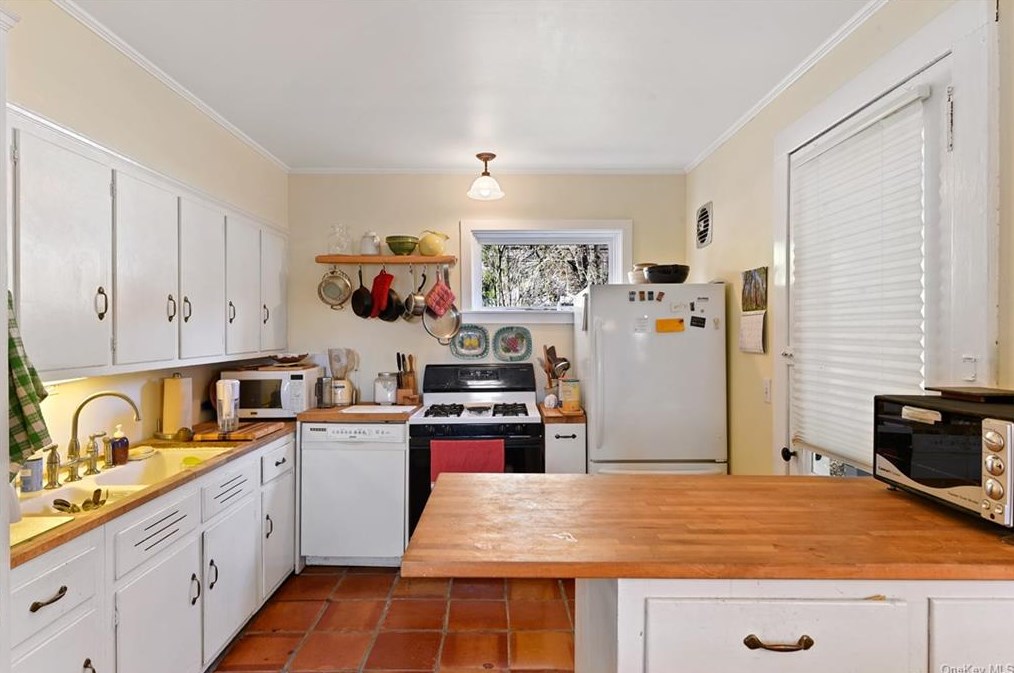 63 Livingston Ave, Dobbs Ferry NY exterior