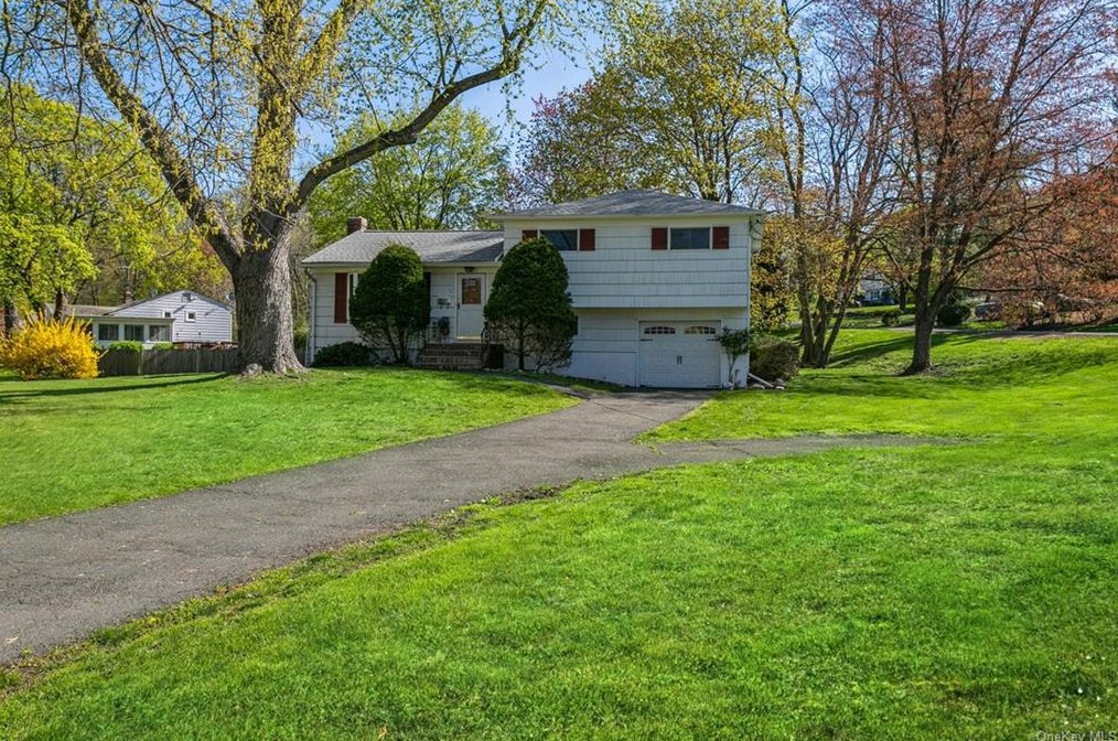 6 Poplar St, Nanuet, NY 10954-1338