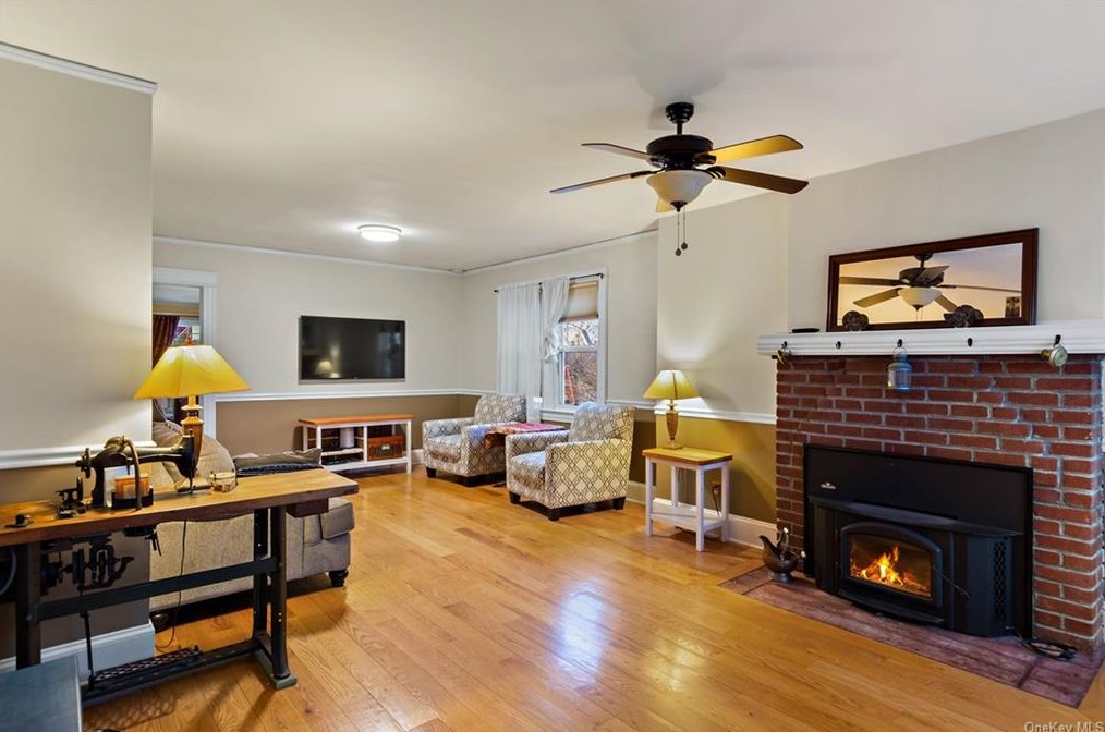 97 Staunton St, Yonkers, NY 10704-1961