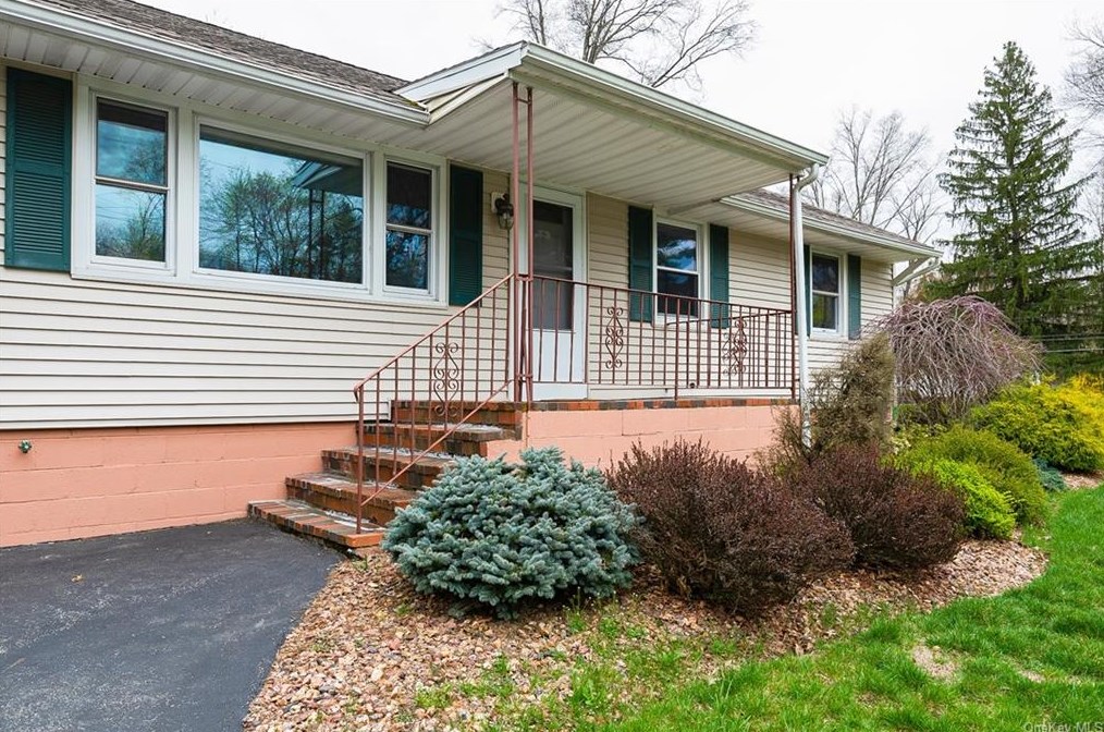 2 Reno Rd, Poughkeepsie, NY 12603