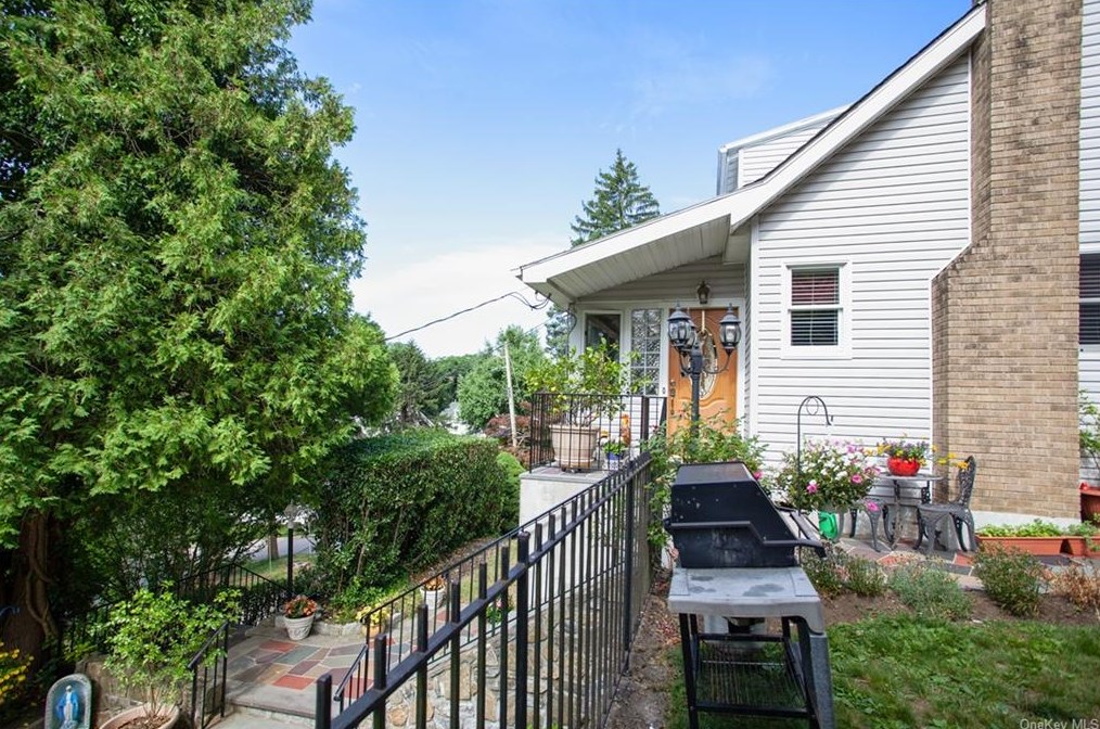 27 Cedar St, Valhalla, NY 10595