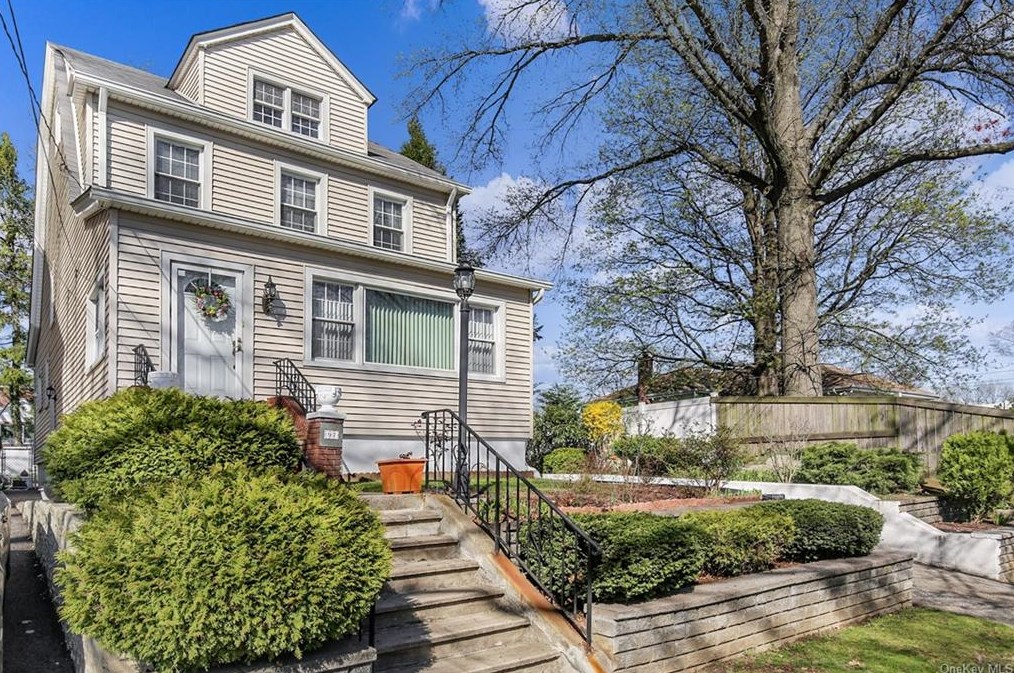 95 Sherwood Ave, Yonkers, NY 10704-2341