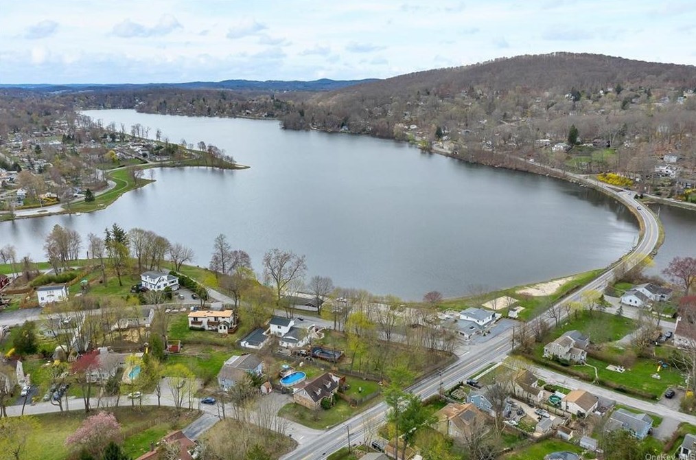1 Roslyn Rd, Kent Lakes, NY 10512-6217