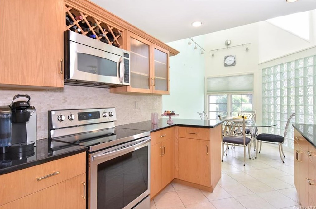 26 Oakcrest Ln, Yonkers, NY 10706-3642